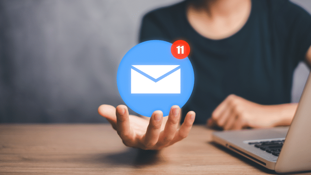 cono flotante de correo con notificación de 11 nuevos mensajes sobre una mano mejora la tasa de apertura