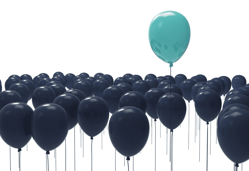 globo turquesa elevado entre globos negros representando la diferenciación de marca