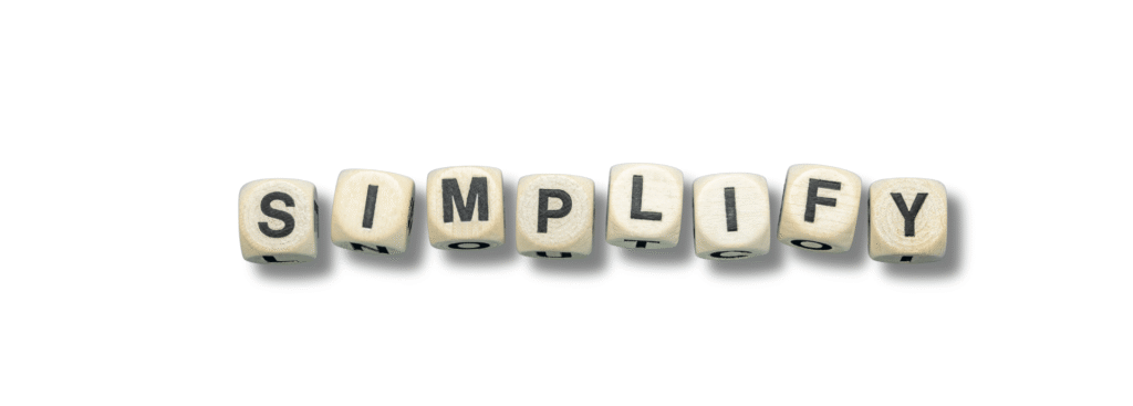 Cubos con letras que forman la palabra simplify, simbolizando la simplificación de procesos repetitivos