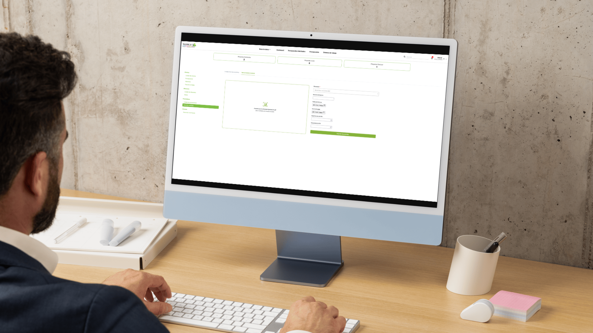 Administrativo gestionando facturas en el ERP a medida para imprenta industrial